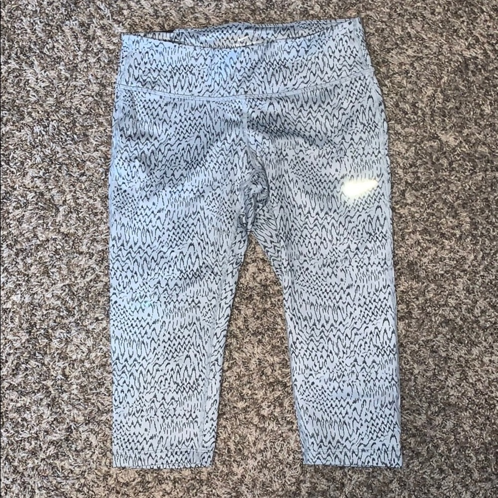 NIKE DRIFIT CROPPED LEGGINGS